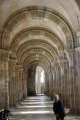Obraz premium Voûtes romanes de la basilique de Vézelay en Bourgogne, France