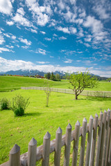Fototapeta na wymiar Allgäuer Landschaft im Frühjahr - Gartenzaun im Vordergrund