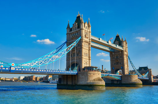 Fototapeta Tower Bridge on a bright sunny day in spring.