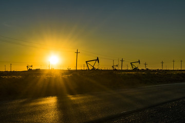 Obraz premium Oil Machine at Patagonian Landscape, Santa Cruz ,Argentina