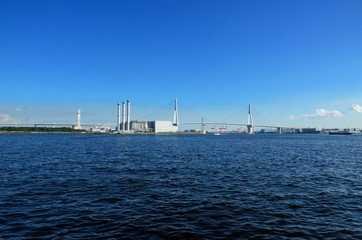 横浜　青空と鶴見つばさ橋