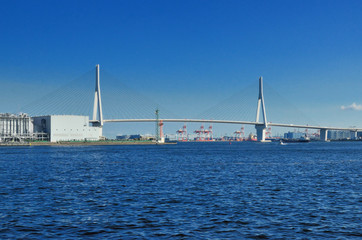 Fototapeta premium 横浜 青空と鶴見つばさ橋