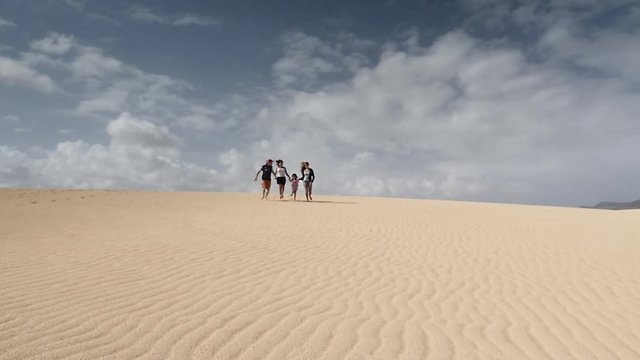 famille courant dans le désert (slow motion)