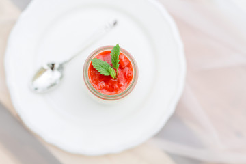 Erdbeer Creme Dessert im Glas geschichtet auf Picknicktisch