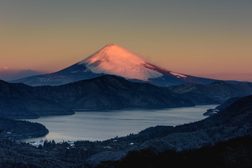 Fototapeta na wymiar 夜明けに紅に染まる冬の富士山と芦ノ湖