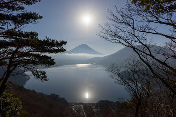 本栖湖の湖面に映る太陽と富士山 