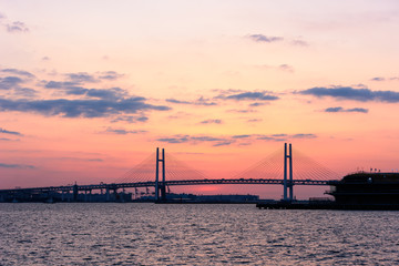 Fototapeta na wymiar 横浜の朝焼けに映えるベイブリッジ