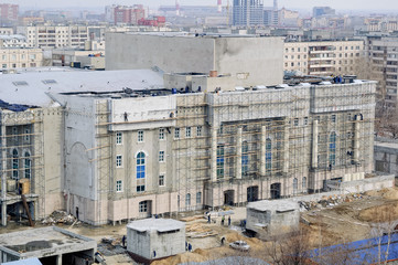 Fototapeta na wymiar Tyumen, Russia - March 29, 2008: Construction of Tyumen dramatic theater