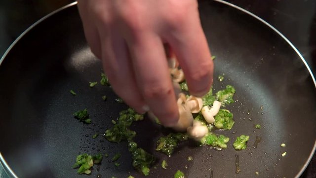Sofrito de perejil, ajo y champi&ntilde;ones 