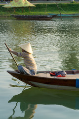 Obraz premium The boatwoman on the old national vietnamese boat