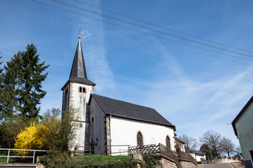 Fototapeta na wymiar Kirche in Saarfels