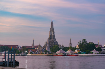 Fototapeta premium Wat Arun, or Temple of Dawn at sunrise