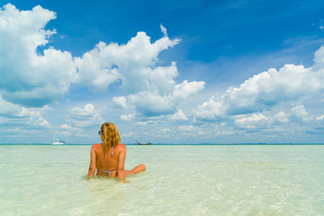 Obraz premium Woman at the beach in Thailand