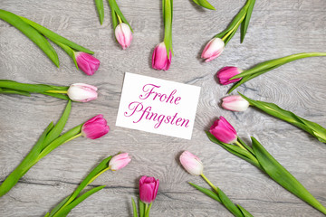Tulpen und Karte: Frohe Pfingsten