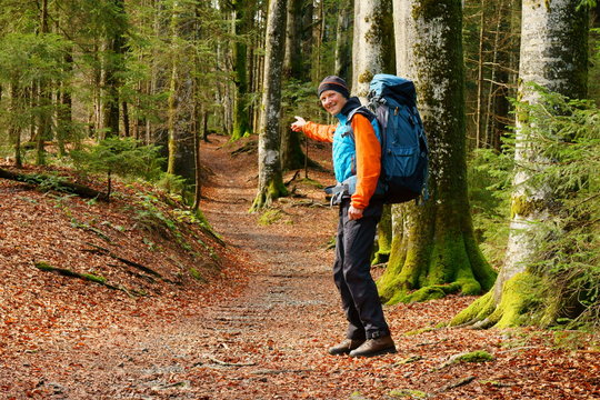 Wanderung, Trekking im Wald mit großem Rucksack