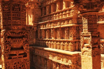 Poster Monument Indien: Fresken und Ornamente des Step Well of Rani ki Vav Tempels im Bundesstaat Gujarat