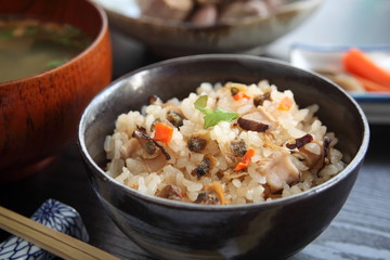 アサリの炊き込みご飯　味噌汁