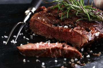 Bifteck de faux-filet barbecue sur dalle d& 39 ardoise - Steak d& 39 entrecôte Wagyu vieilli à sec