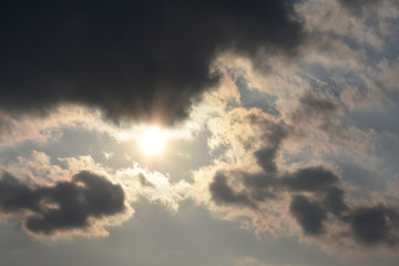 Fototapeta premium 夕暮れの太陽「空想・太陽に近づく竜（ドラゴン）」（太陽＝玉で縁起物のイメージ）