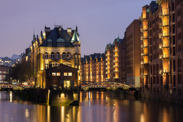 Fototapeta premium Hamburg Speicherstadt bei Nacht