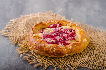 Crubmle mini pie with berries