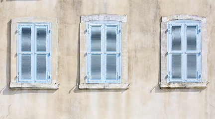 Fototapeta na wymiar Fenêtres de France avec ses volets