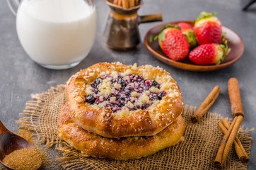 Crubmle mini pie with berries