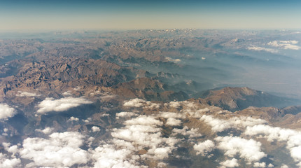 Obraz premium Aerial view of the mountains in the clouds.