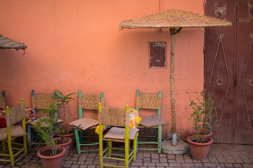 Bunte Stühle in den Straßen von Marrakech
