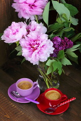 Espresso con fiori di peonia