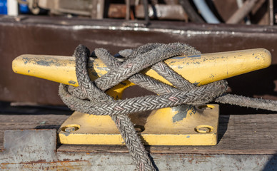 horn cleat with rope