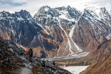 Crédence de cuisine en verre imprimé Manaslu Trekker goes down fron Larke La pass on Manaslu circuit trek in Nepal