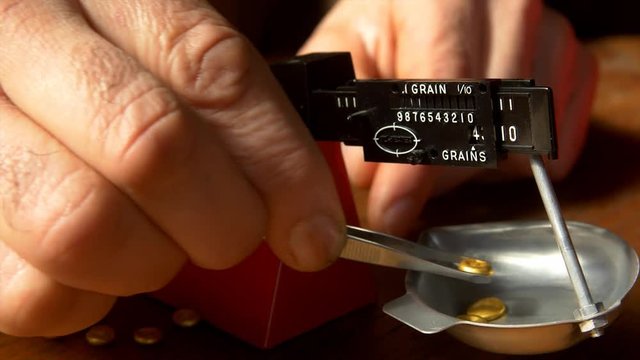 Un marchand p&egrave;se de l'or