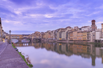 Fototapeta na wymiar Bridge Ponte Vecchio in Florence at sunrise.Italy