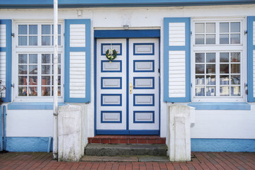 Alte Tür in blau weiß eines Hauses