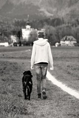 Junge Frau geht mit Ihrem Hund spazieren