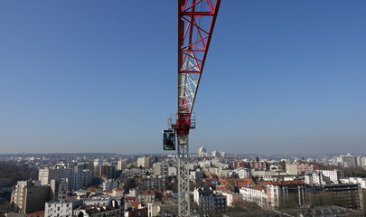 Une grue sur un chantier de construction