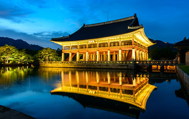 Obraz premium Gyeongbokgung Palace At Night In South Korea, with the name of the palace 'Gyeongbokgung' on a sign