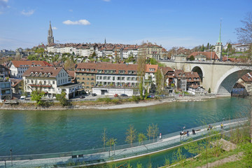 Fototapeta na wymiar altstadt von bern an der aare, nydeggbrücke, schweiz 