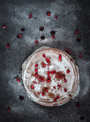 Schokoladenkuchen mit Granatapfelkernen aus der Vogelperspektive
