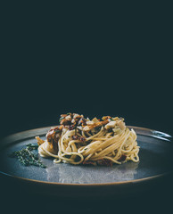 Pasta mit frischen Pilzen und italienischen Kräutern