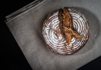 selbstgebackenes frisches Roggenbrot von Oben 