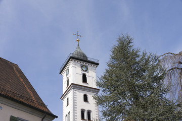 Obraz premium Historischer Kirchturm im Frühling