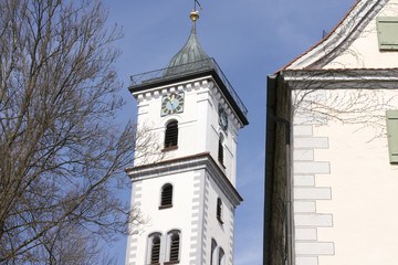 Fototapeta na wymiar Historischer Kirchturm im Frühling