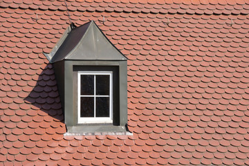 Stehendes Dachfenster mit Kupferverkleidung auf einem Ziegeldach