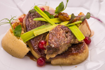 Roasted duck liver
onion pie(muffin), rhubarb and sauce with raisins