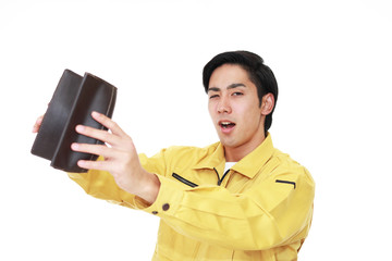 財布を持つ作業員