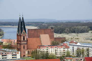Frankfurt an der Oder mit Friedenskirche, Oder und polnisches Uffer (Slubice) im Hintergrund
