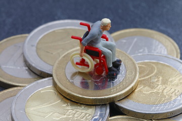 Gehbehinderter Mann steht auf Euros