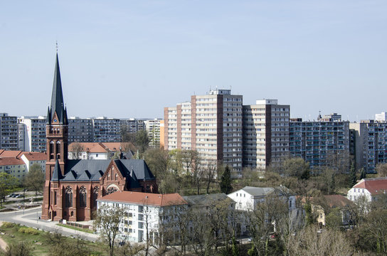 Frankfurt an der Oder mit Kreuz-Kirche und Pablo-Neruda-Block
